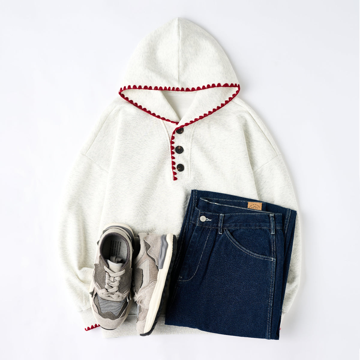 ストリートに馴染む、赤ラインが映えるパーカー