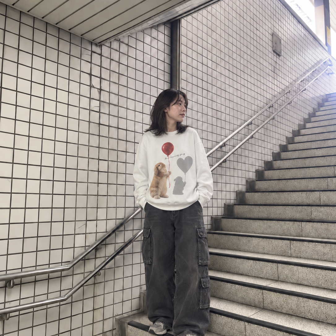 赤い風船を、いつもの着こなしに。
