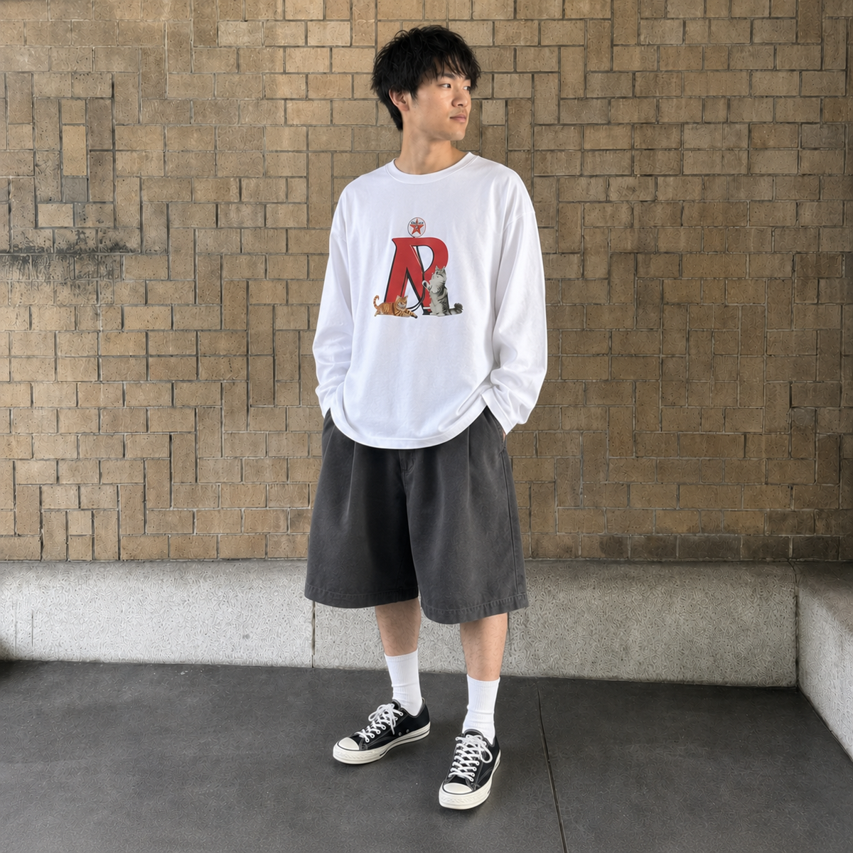 「R」のまわりに猫が集合。新作ロンTを着てみました。