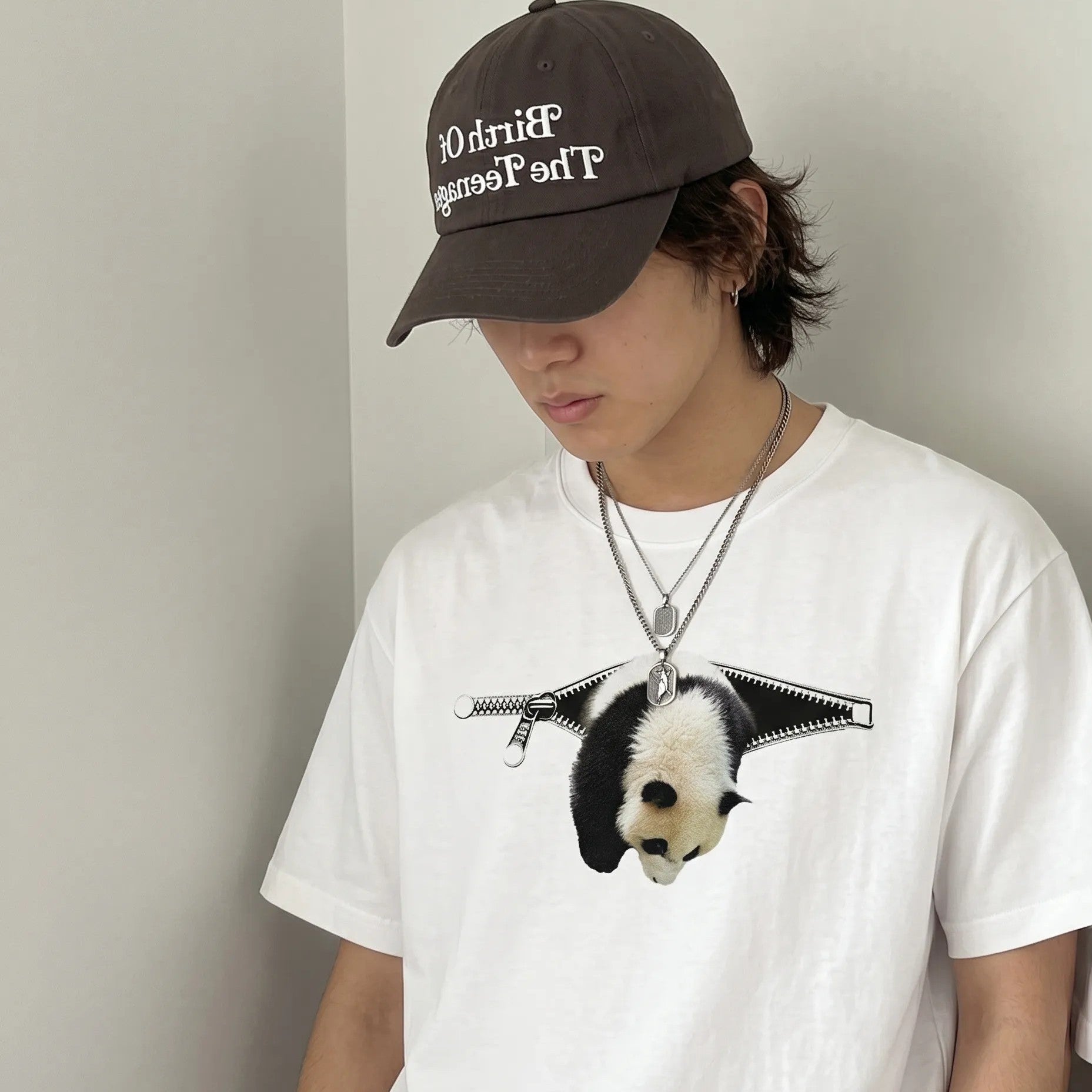 ジップにぶら下がるパンダ