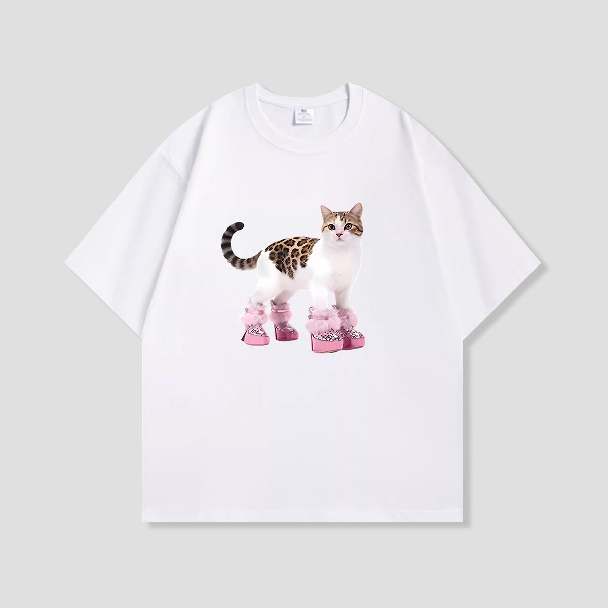 ピンクブーツキャット グラフィックTシャツ