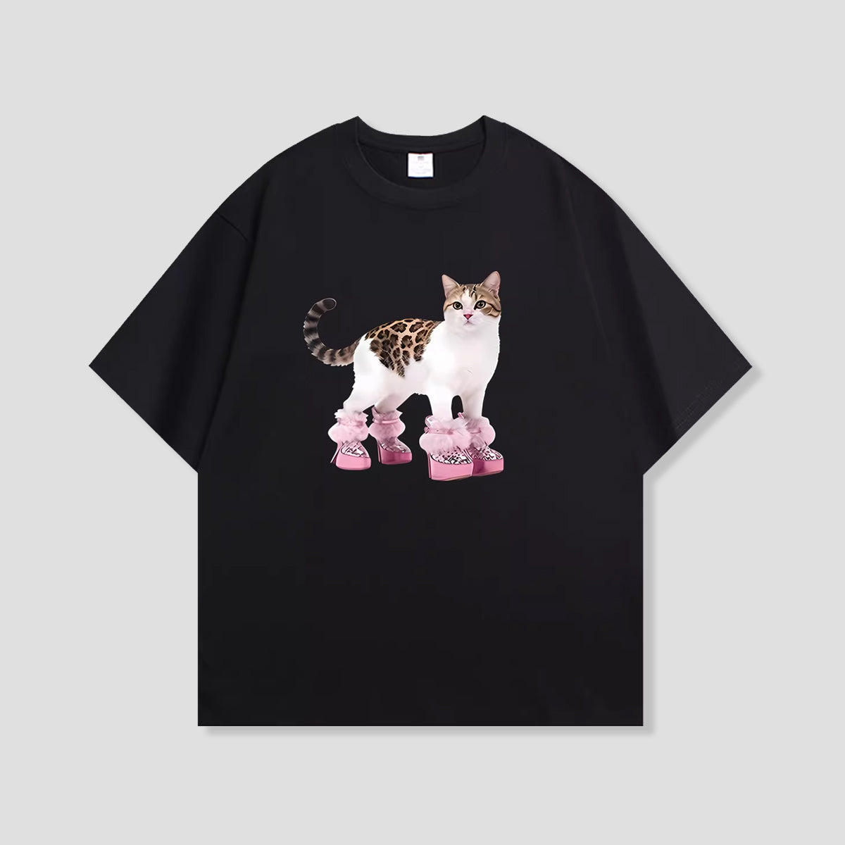 ピンクブーツキャット グラフィックTシャツ