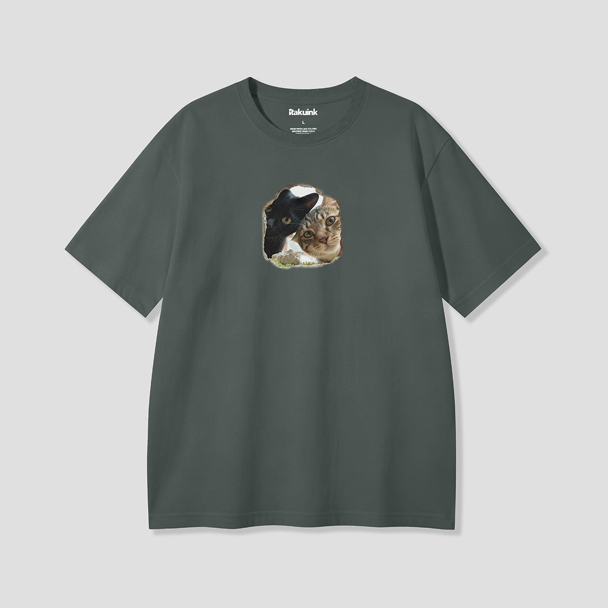 【予約】のぞき見ツインキャット グラフィックTシャツ