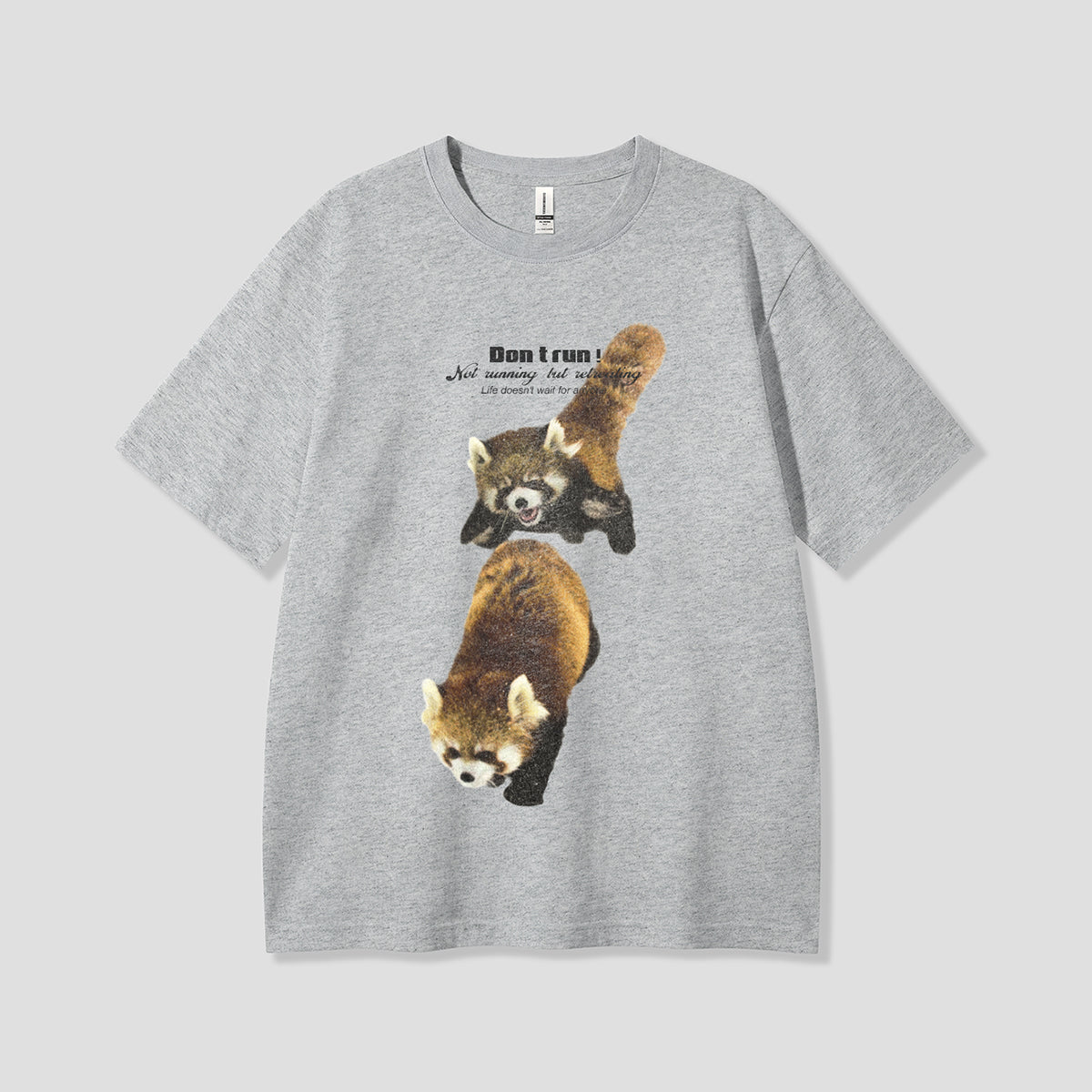 【予約】背後からドン!レッサーパンダTシャツ