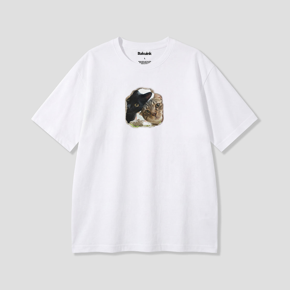 【予約】のぞき見ツインキャット グラフィックTシャツ