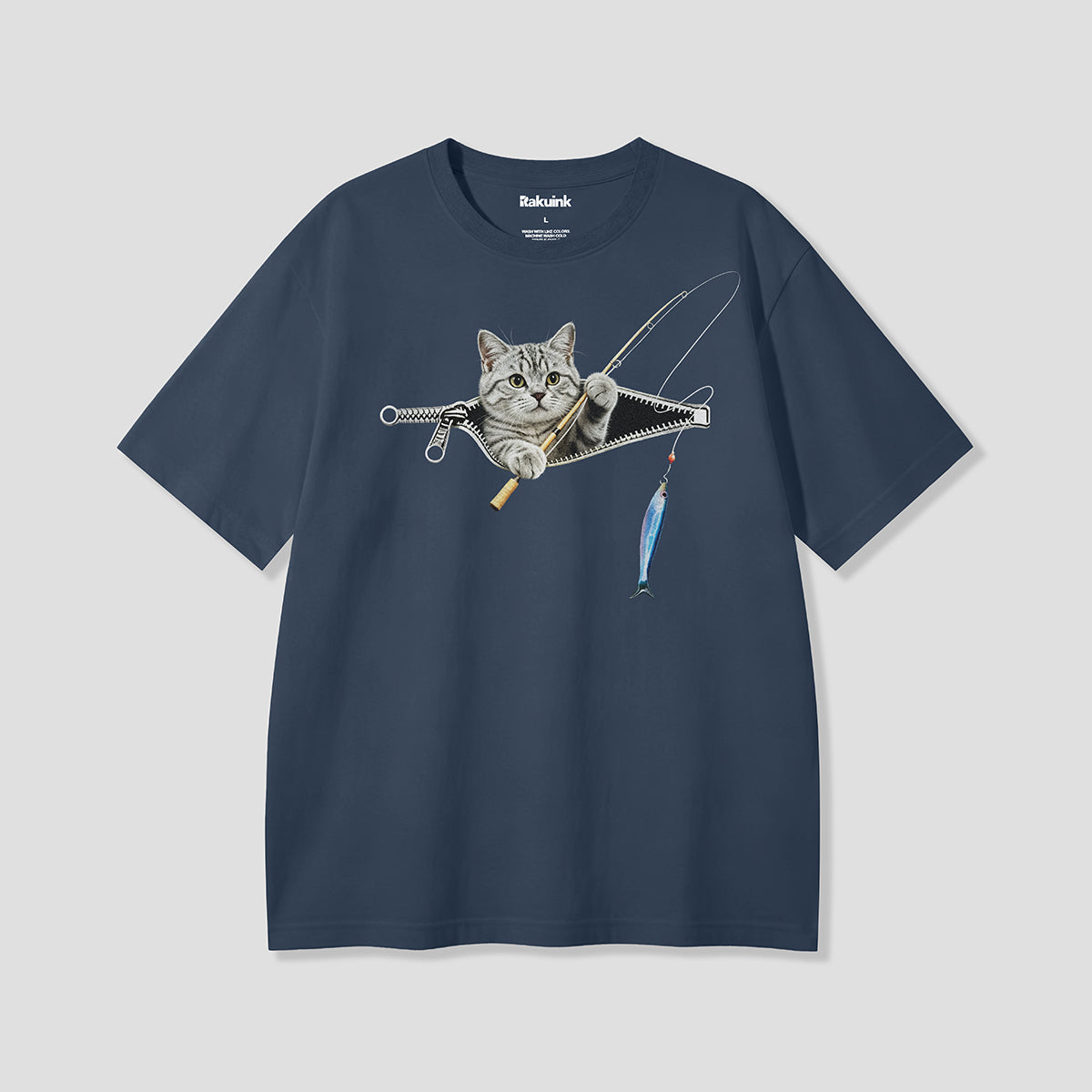 【予約】ジップフィッシングキャット グラフィックTシャツ