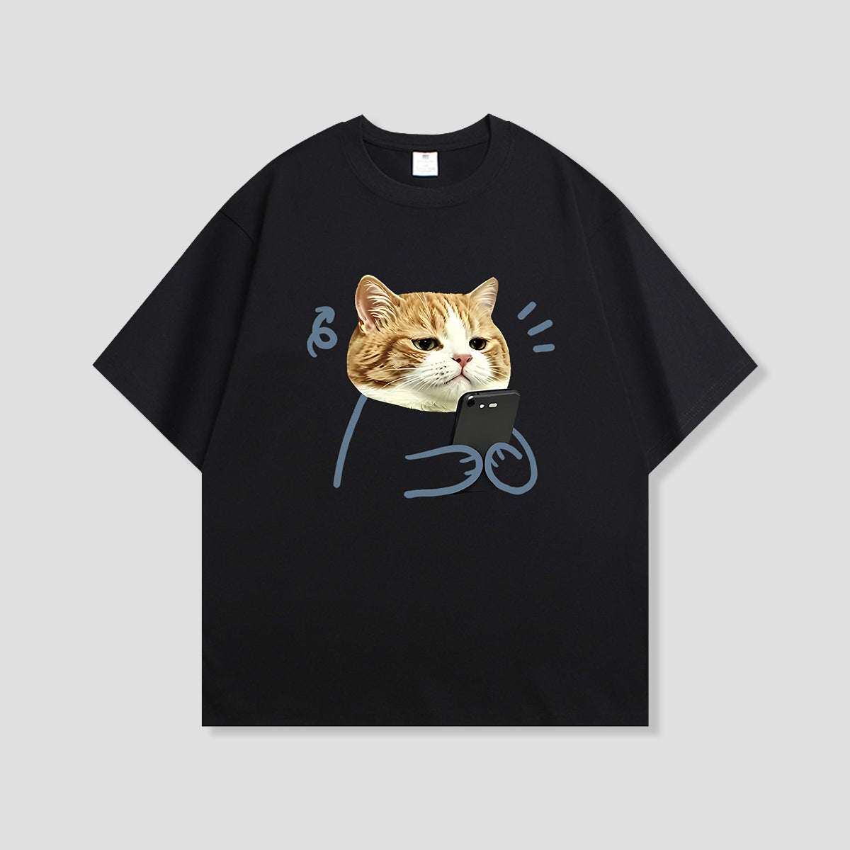 スマホ見てるねこ グラフィックTシャツ
