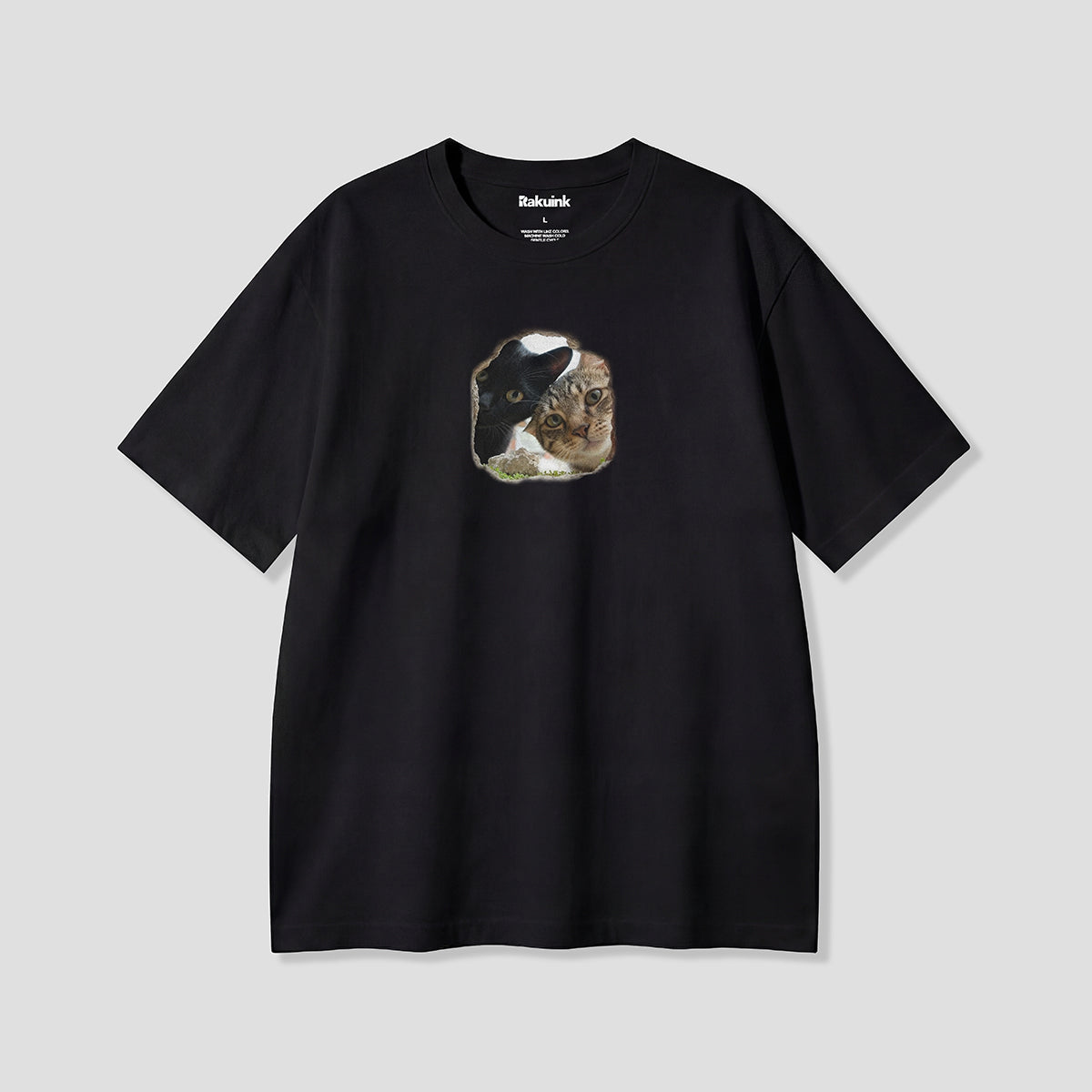 【予約】のぞき見ツインキャット グラフィックTシャツ