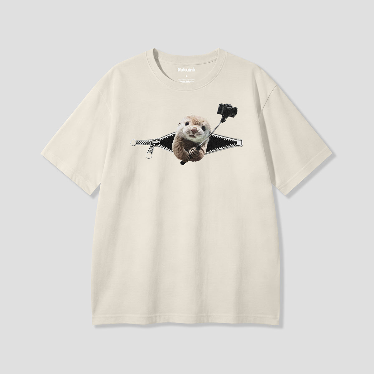 【予約】ジップセルフィーラッコ グラフィックTシャツ