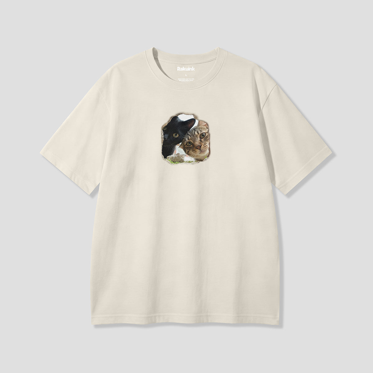 【予約】のぞき見ツインキャット グラフィックTシャツ