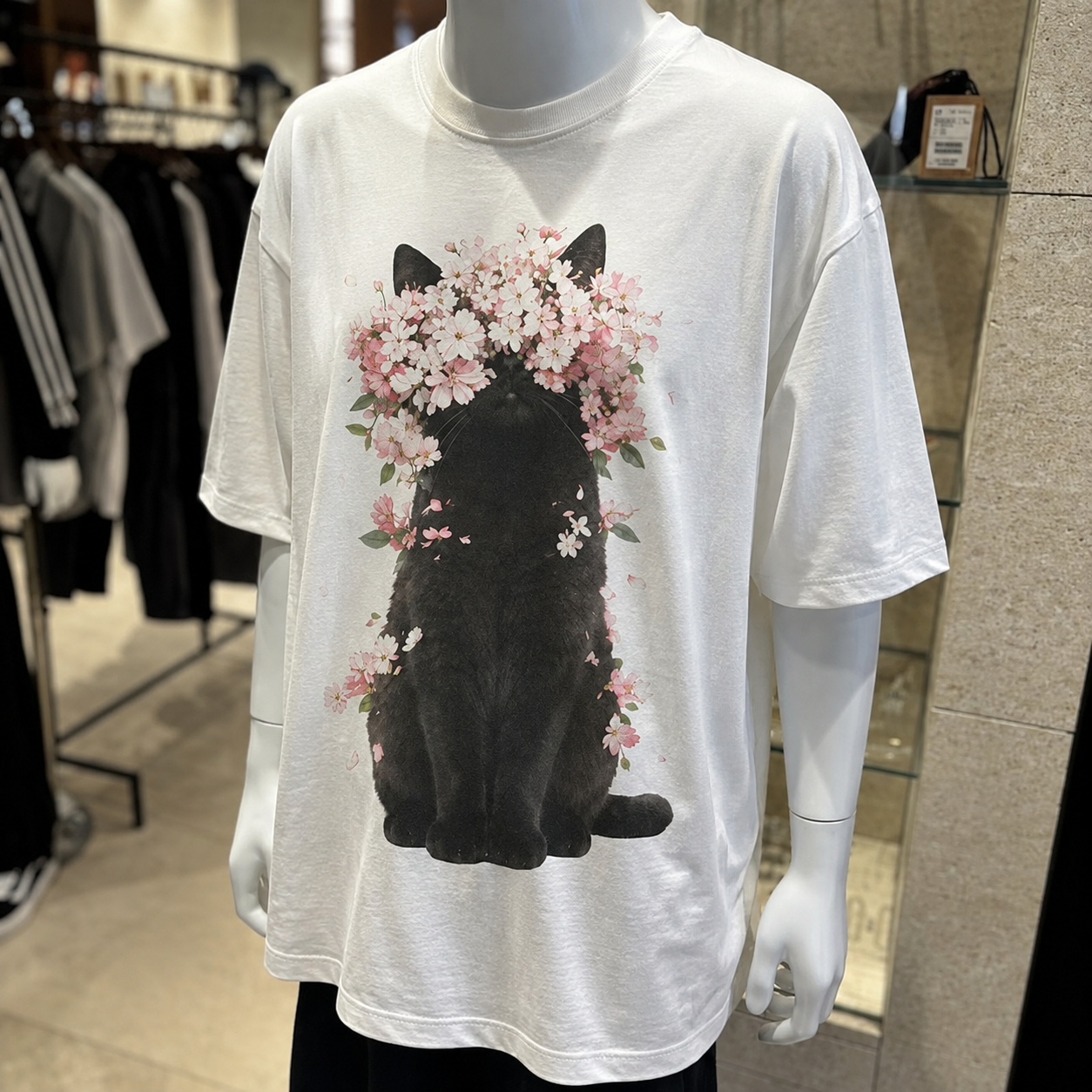 花をまとった黒猫。