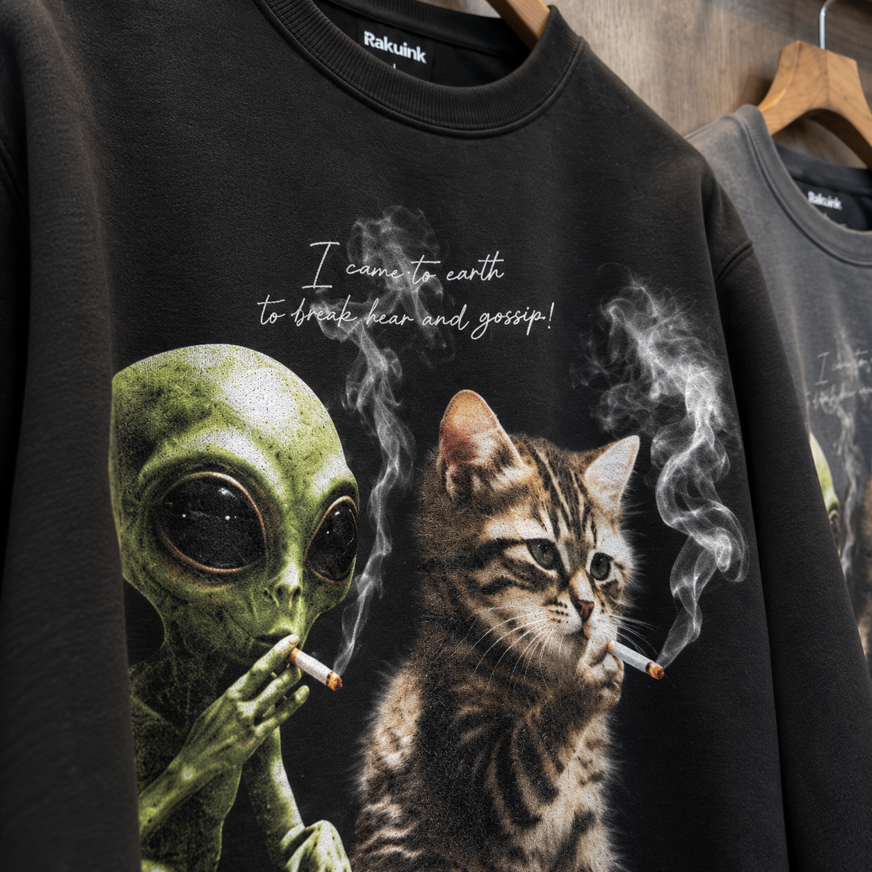 宇宙人と猫、どうやら気が合うらしい。