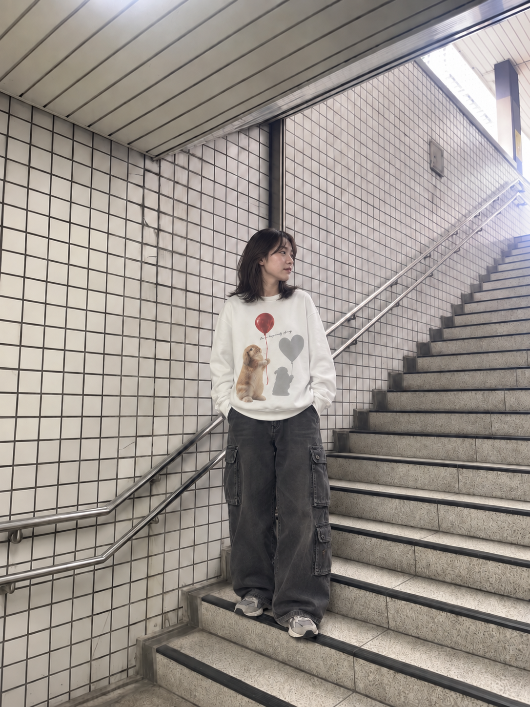 赤い風船を、いつもの着こなしに。