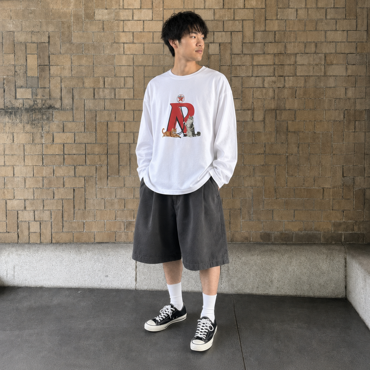 「R」のまわりに猫が集合。新作ロンTを着てみました。
