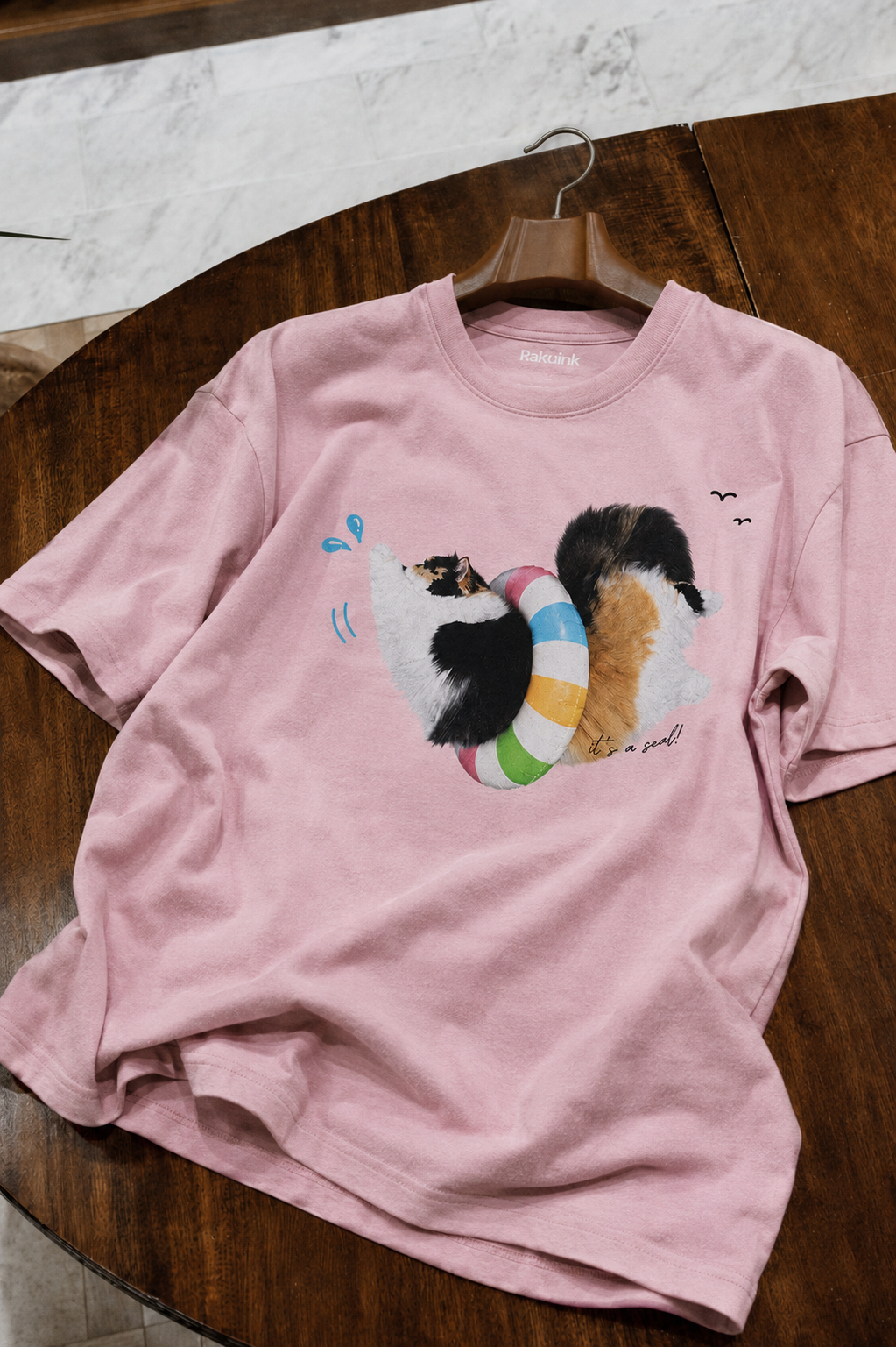 泳ぐ気はゼロ。ぷかぷかスイムキャットT🐾
