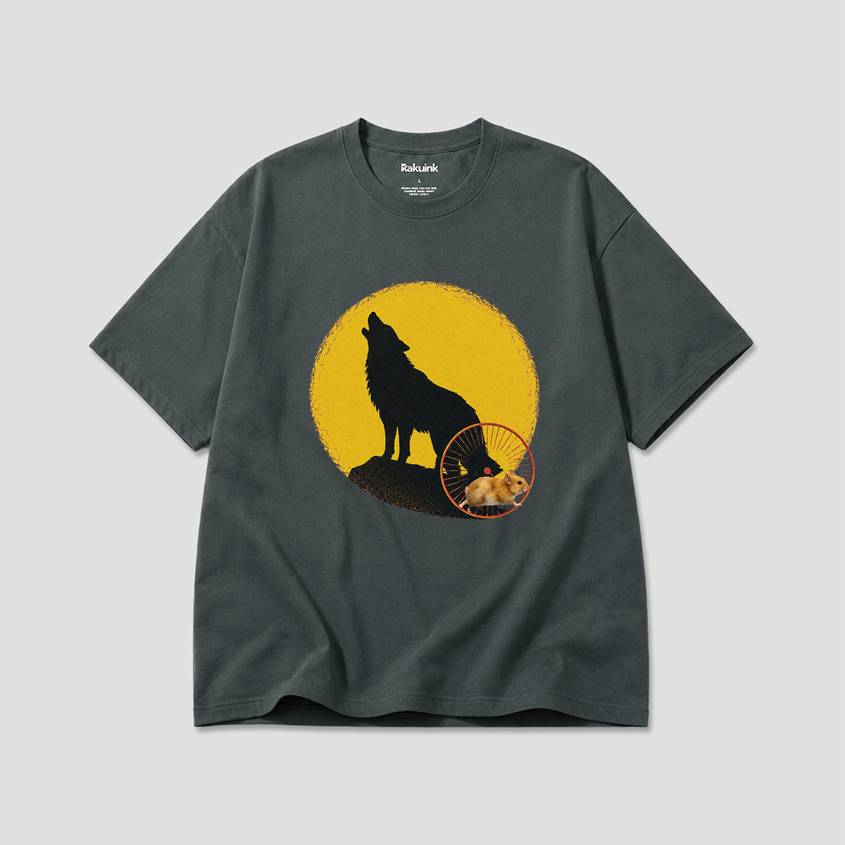 月を見上げるハムスター グラフィックTシャツ
