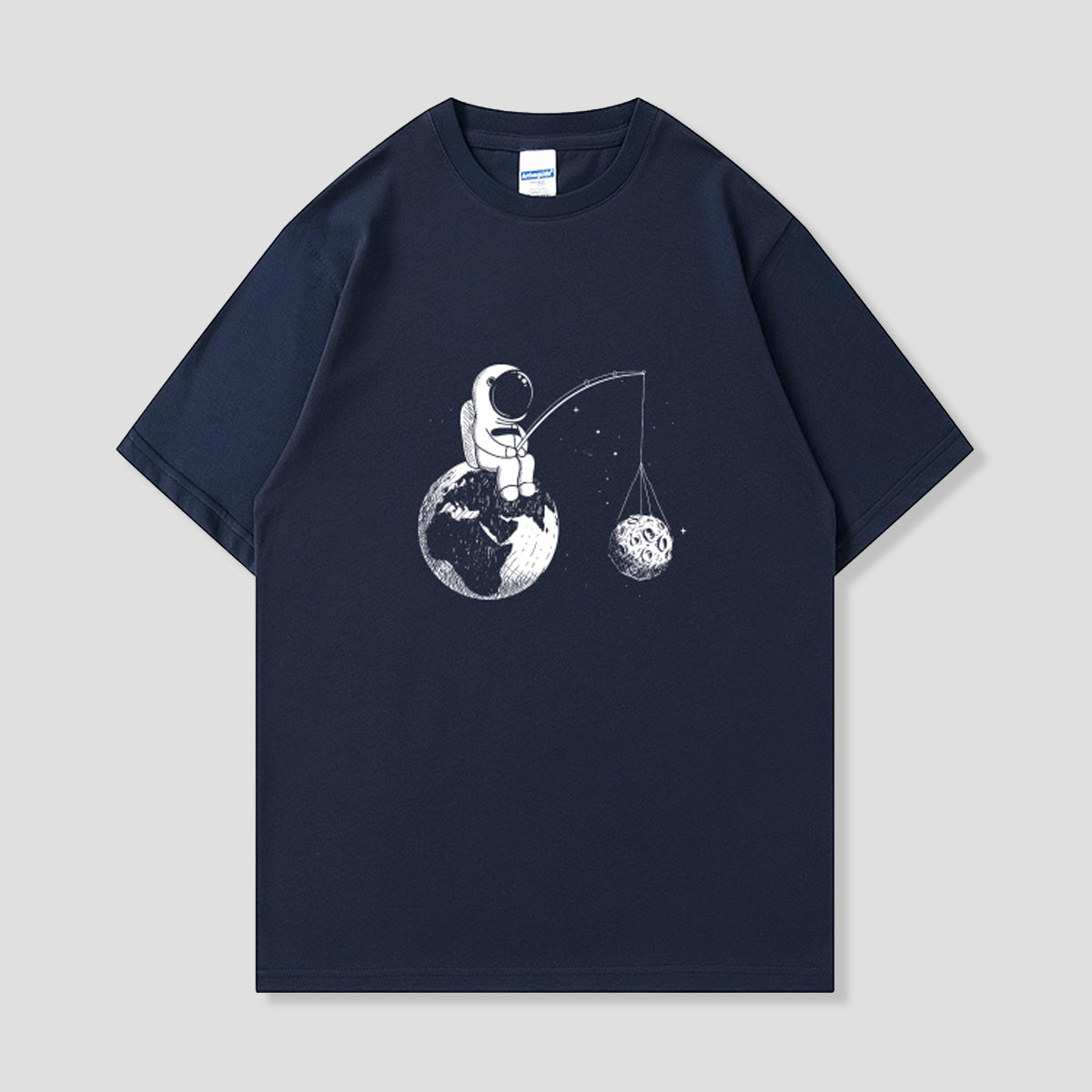 月を釣る宇宙飛行士Tシャツ