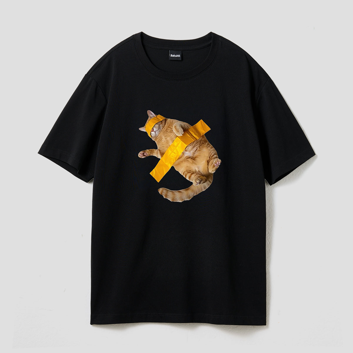 貼られても動じないニャンTシャツ