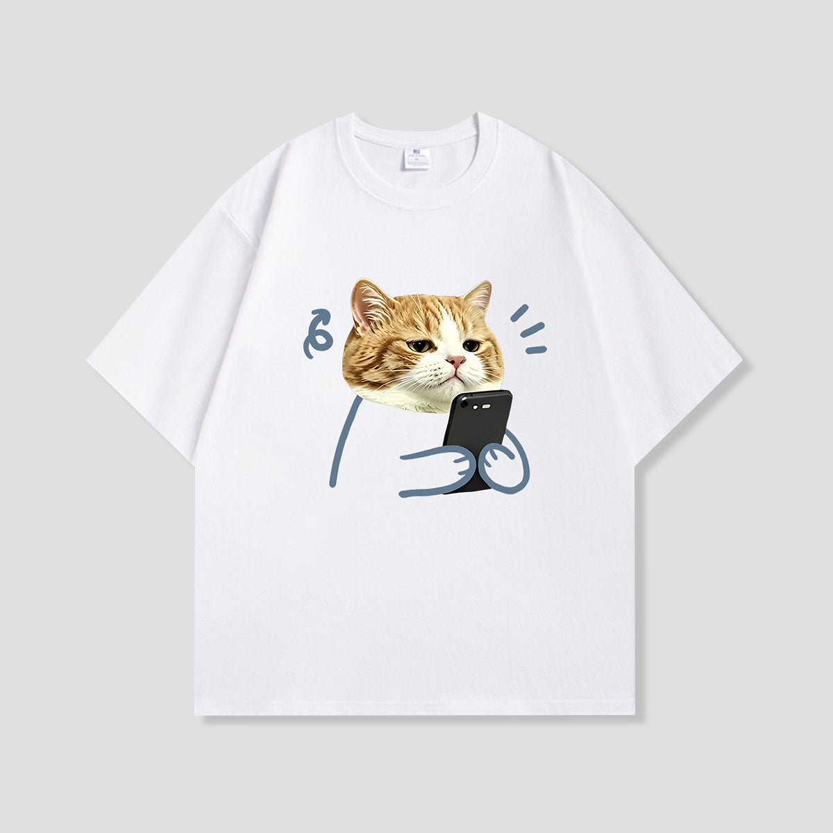 スマホ見てるねこ グラフィックTシャツ