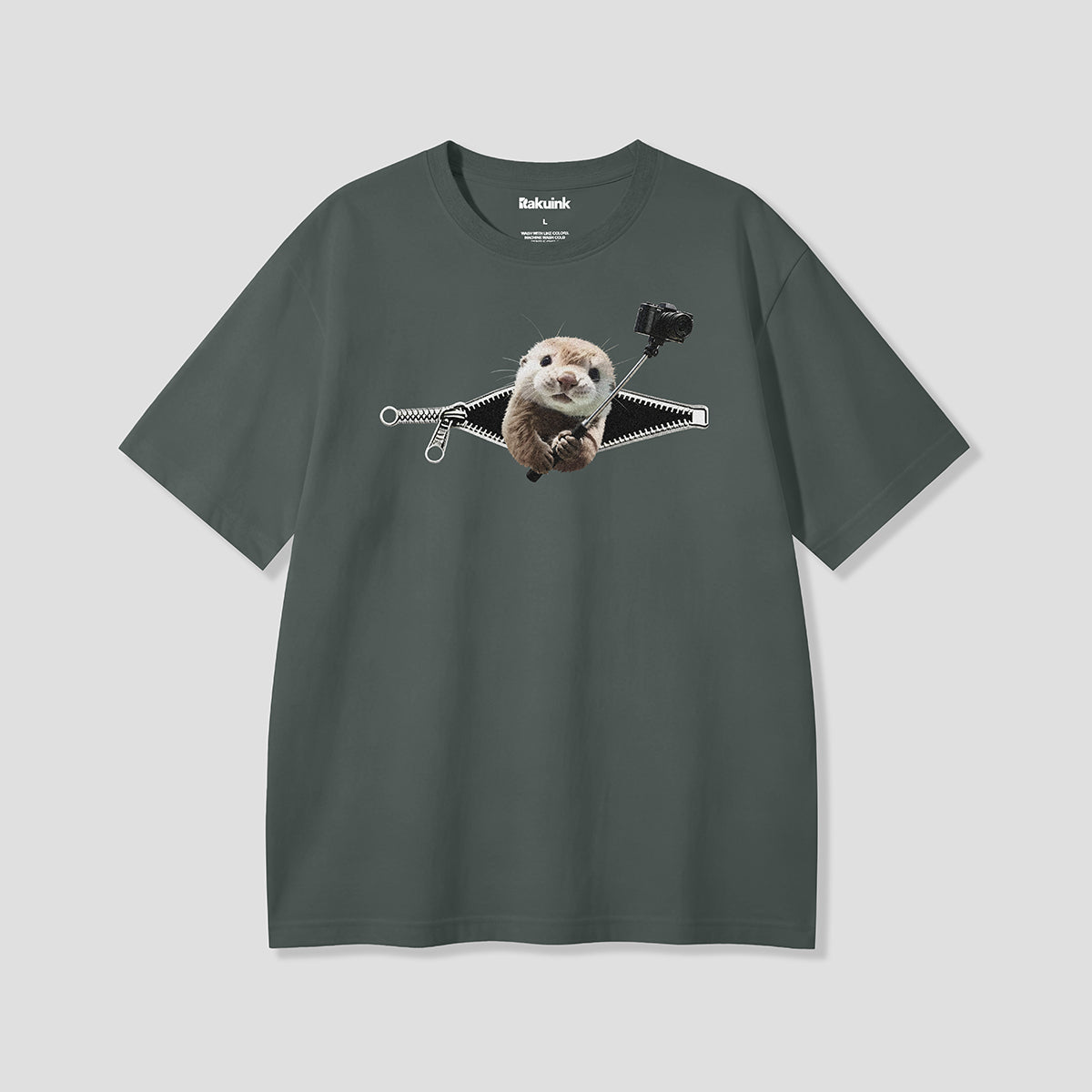 【予約】ジップセルフィーラッコ グラフィックTシャツ