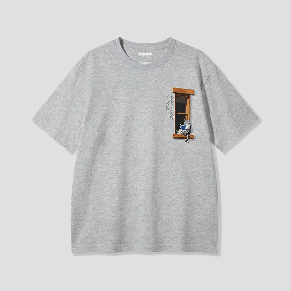 【予約】窓辺で読書するねこ  グラフィックTシャツ