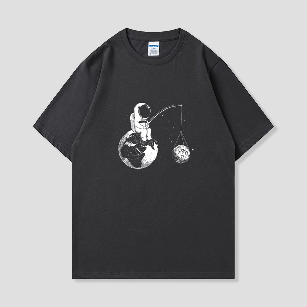 月を釣る宇宙飛行士Tシャツ