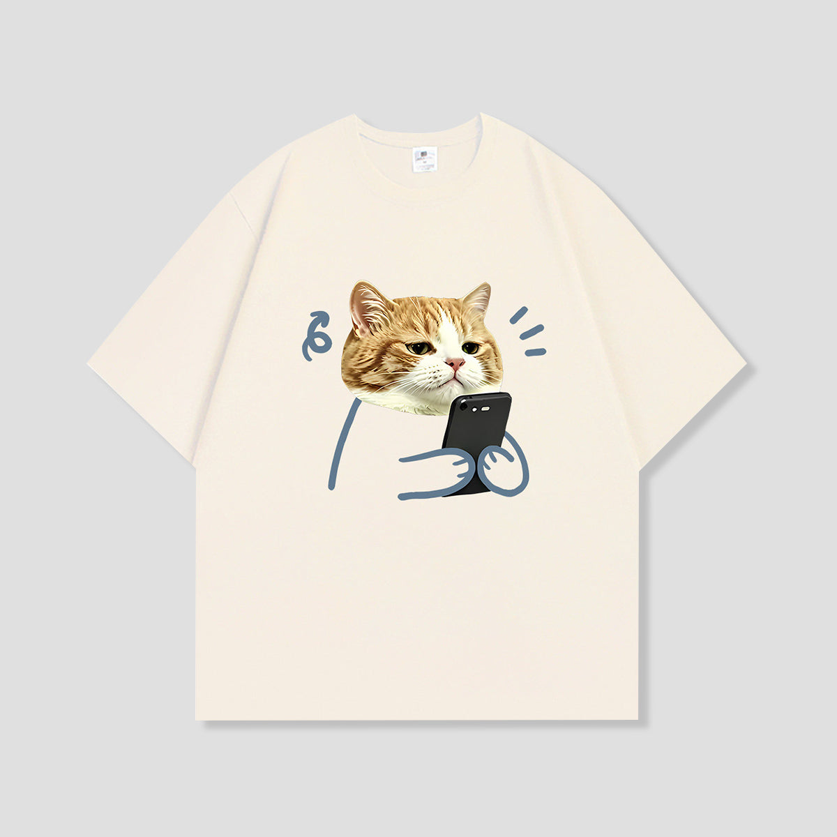 スマホ見てるねこ グラフィックTシャツ
