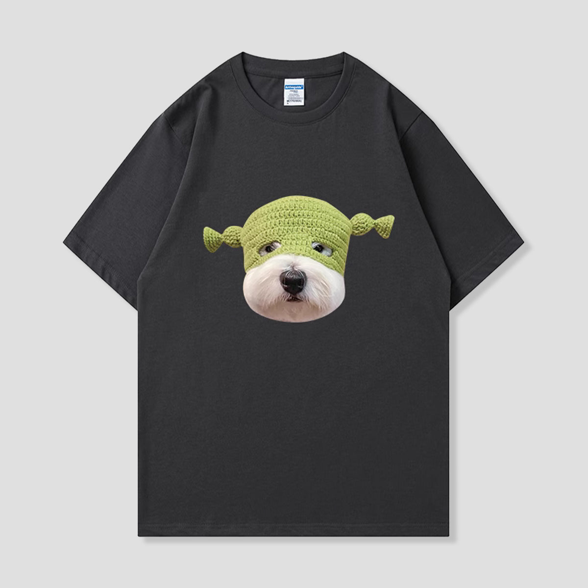 編み帽子とぼんやり犬Tシャツ