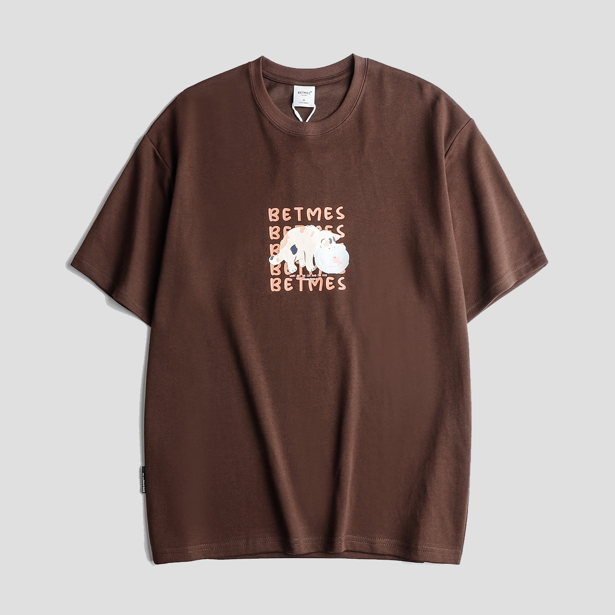 きんぎょを見つめる猫 Tシャツ