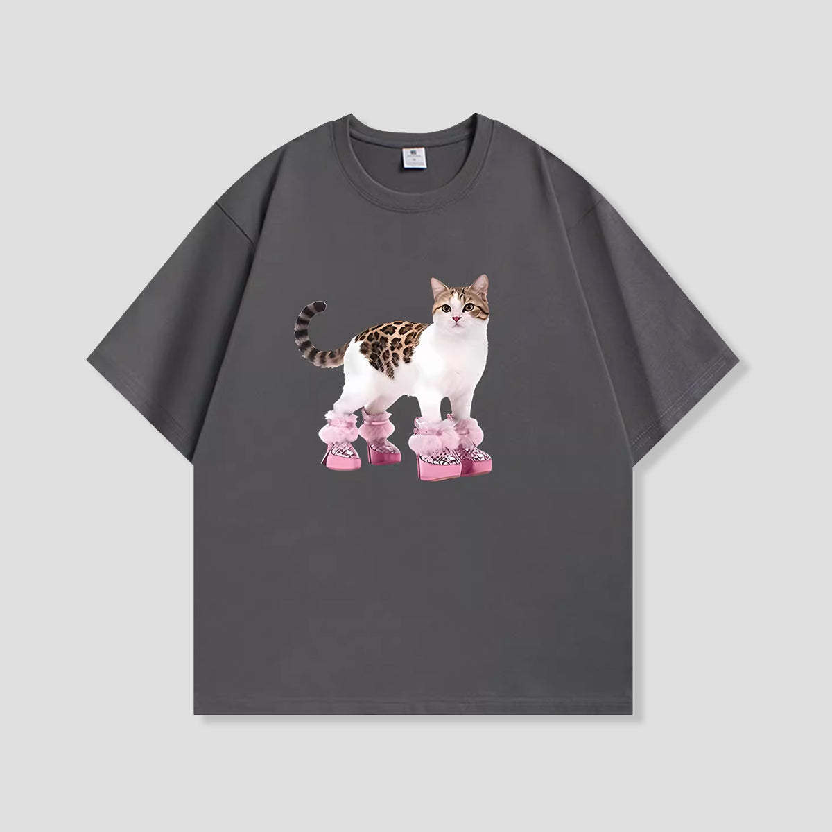 ピンクブーツキャット グラフィックTシャツ