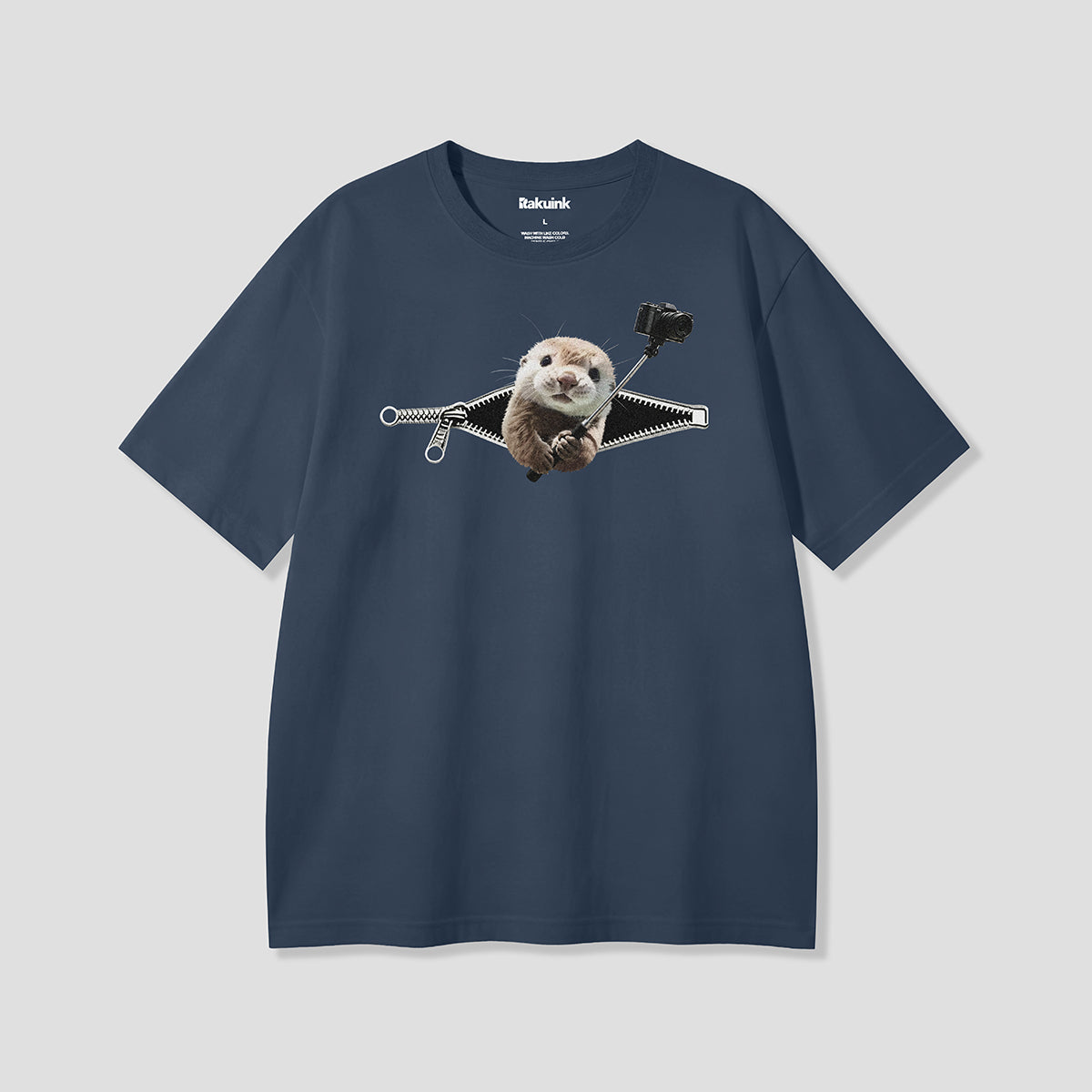 【予約】ジップセルフィーラッコ グラフィックTシャツ