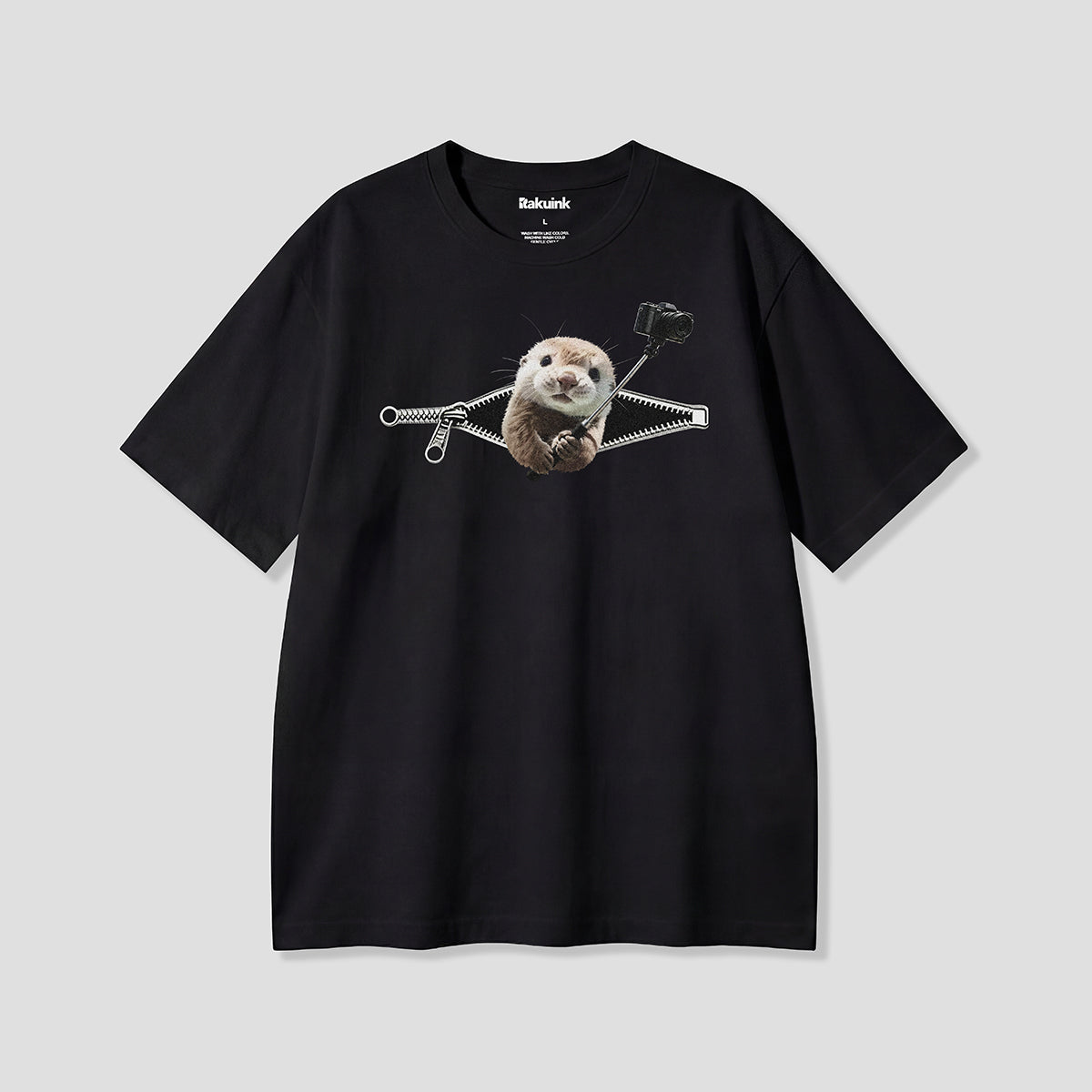 【予約】ジップセルフィーラッコ グラフィックTシャツ