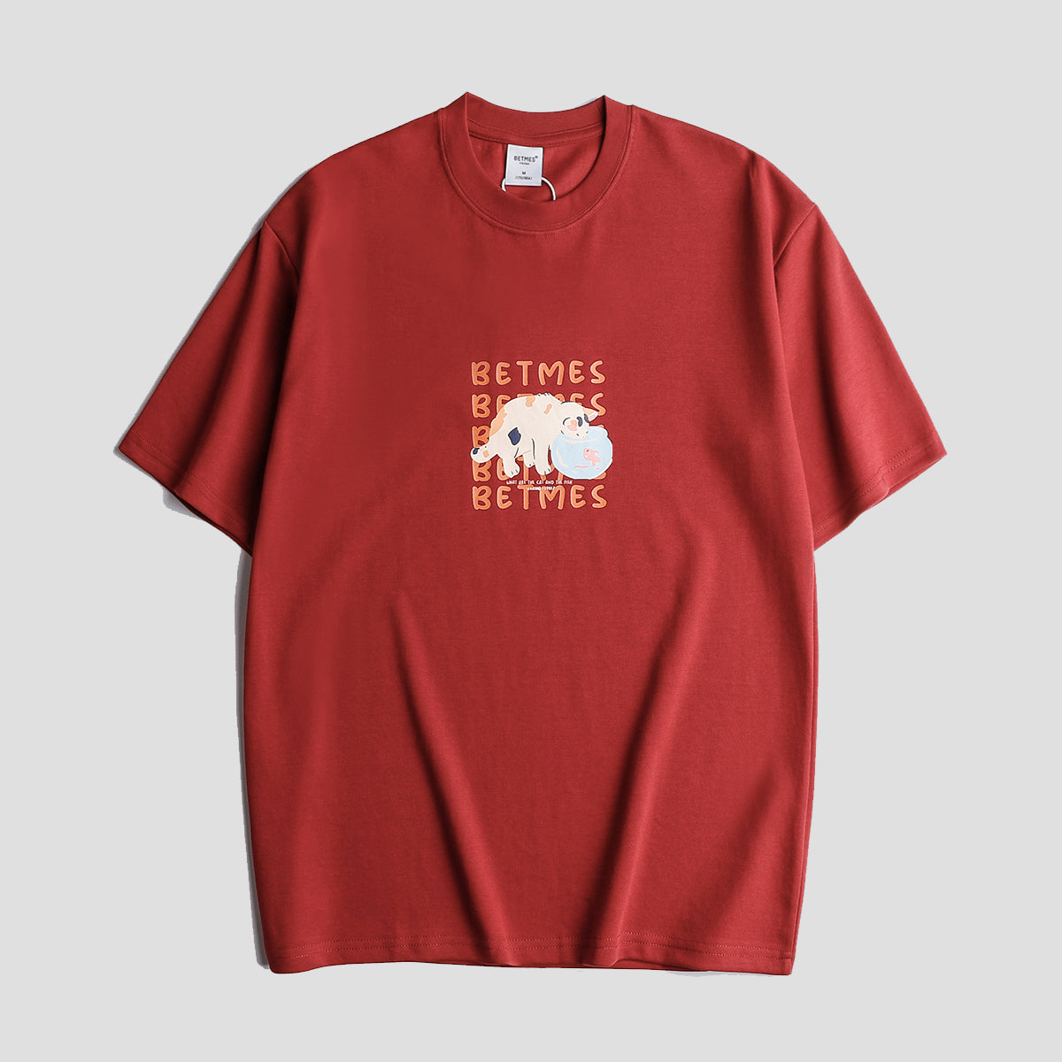 きんぎょを見つめる猫 Tシャツ
