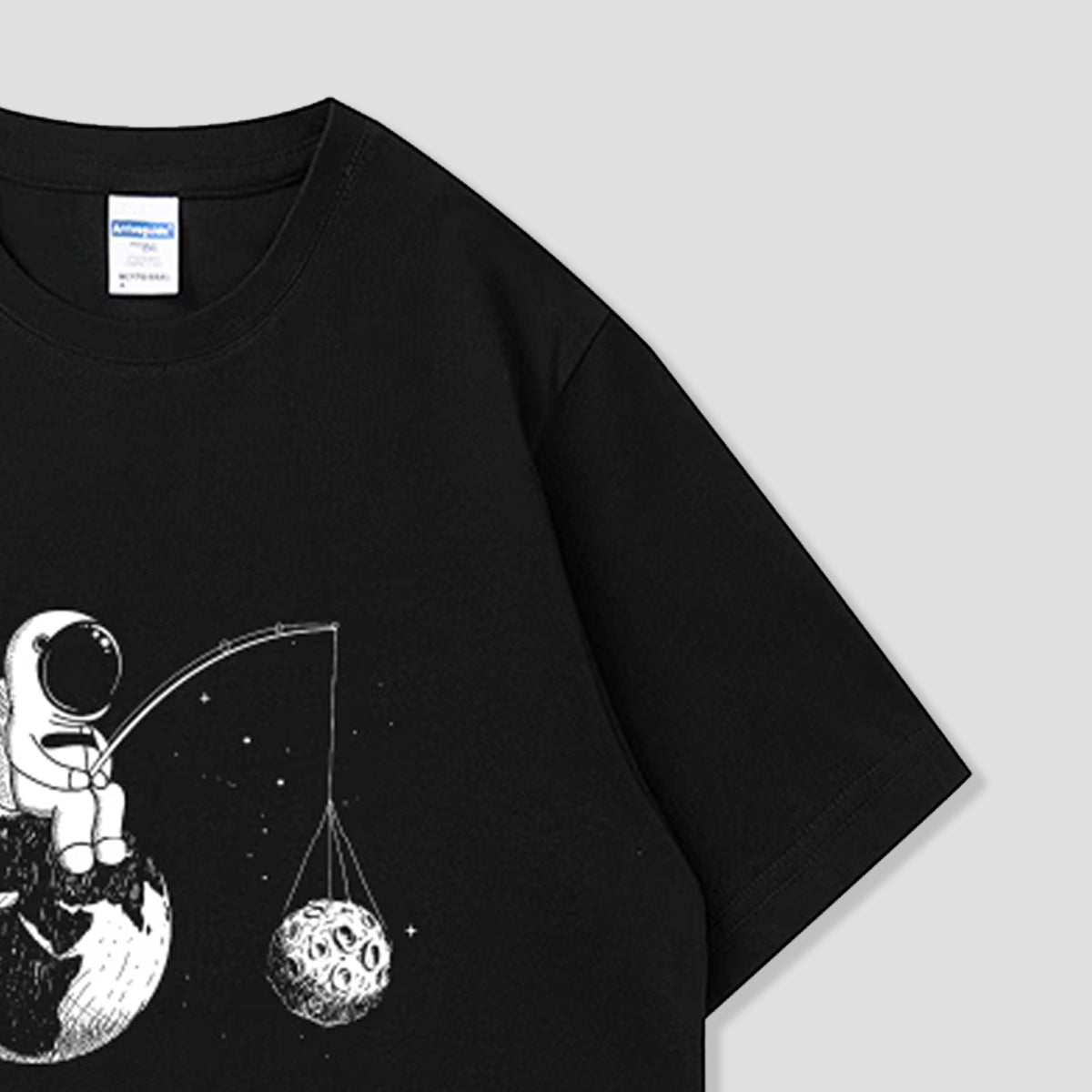 月を釣る宇宙飛行士Tシャツ – RakuInk