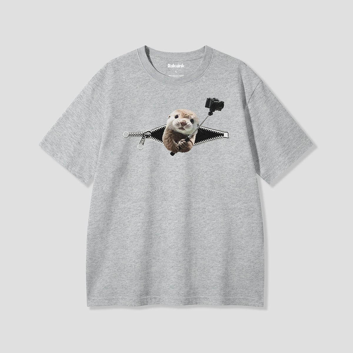 【予約】ジップセルフィーラッコ グラフィックTシャツ