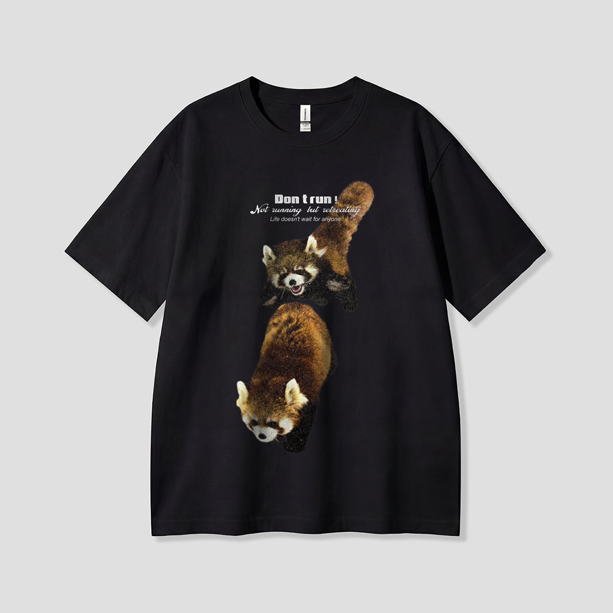 【予約】背後からドン！レッサーパンダTシャツ