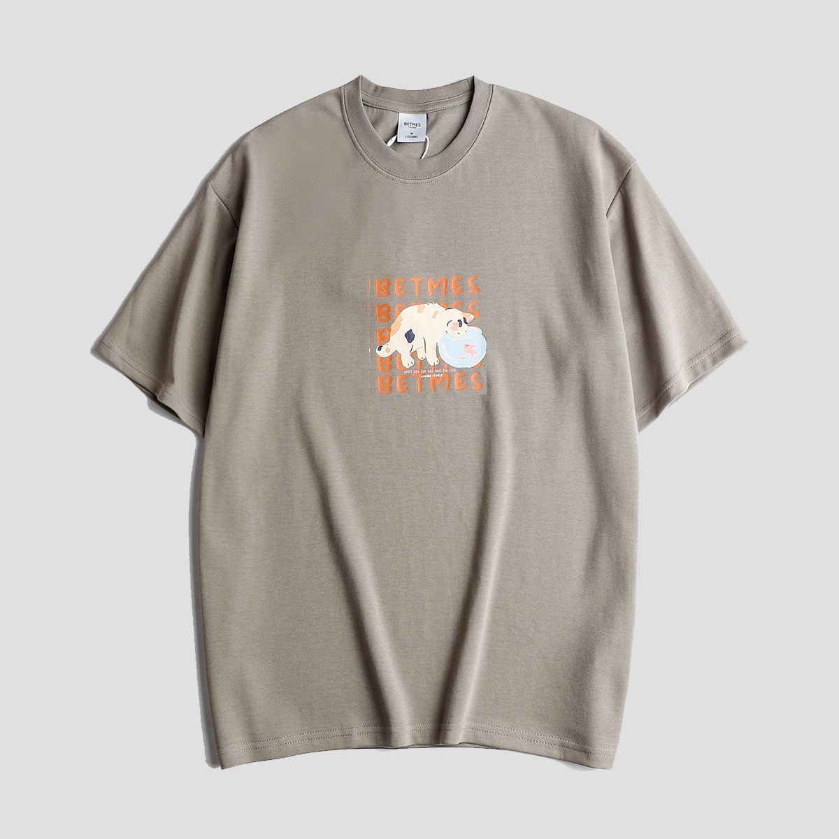 きんぎょを見つめる猫 Tシャツ